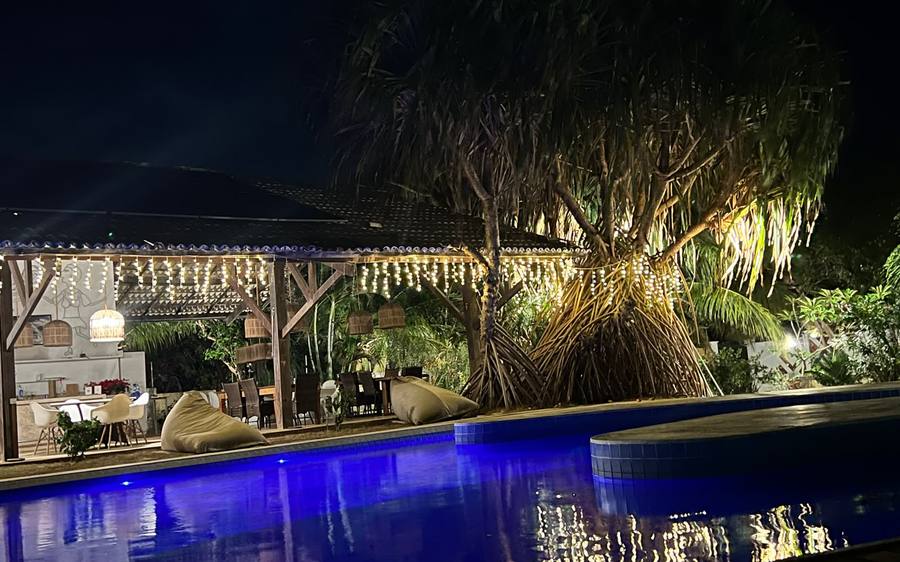 Beleuchtete Terrasse und Pool der Refúgios Parajuru am Abend