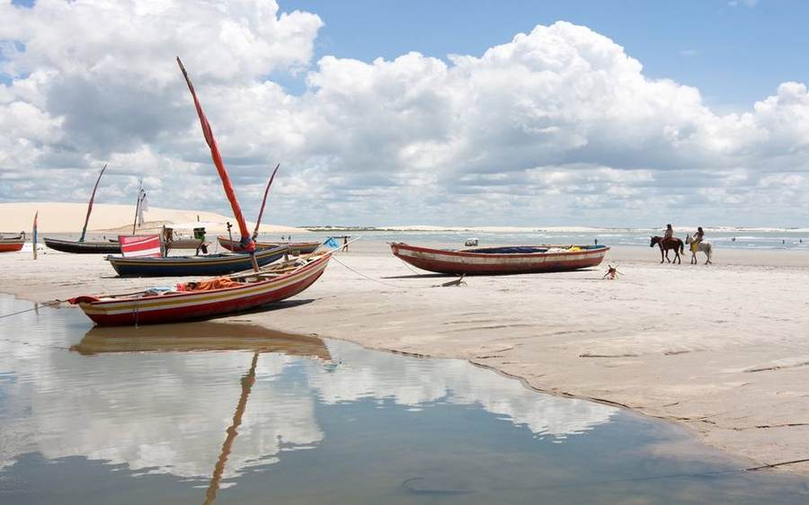Jangadas am Strand von Jericoacoara, dahinter die Dünen