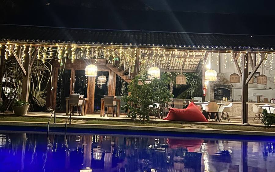 Refúgios Parajuru bei Vollmond – Terrasse mit Lichterketten am Pool